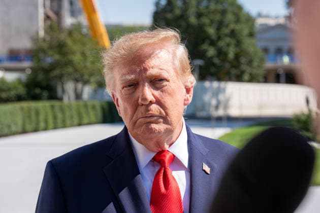 October 1, 2026, Washington, District Of Columbia, USA: US PRESIDENT DONALD TRUMP speaks to members of the press before departing the White House aboard Marine One from the South Lawn in Washington, DC. Washington USA  - ZUMAs365 20261001_znp_s365_025 Copyright: xJoeyxSussmanx