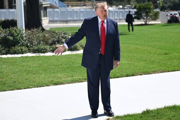 U.S. President Donald Trump departs White House for Texas WASHINGTON, DC - OCTOBER 1: U.S. President Donald Trump talks to the media before boarding Marine One on the South Lawn of the White House in Washington, DC, United States, on October 1, 2026. President Trump heads to Texas to visit Peterbilt Motors in Denton to highlight manufacturing and his economic agenda. Kyle Mazza Anadolu Washington D.C. United States. Editorial use only. Please get in touch for any other usage.  Copyright: x2026xAnadoluxKylexMazzax