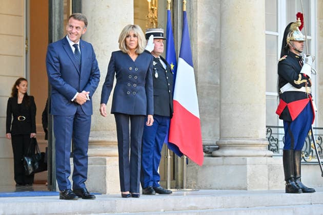 French President Emmanuel Macron and his wife, First Lady Brigitte Macron, welcome the Argentine president and the secretary general of the Argentine presidency—who is also the president’s sister—to the Élysée Palace in Paris, France, on October 1, 2026. Christian Liewig Bestimage French President Emmanuel Macron and his wife, Brigitte Macron, greet the Argentine President and the General Secretary of the Argentine Presidency—who is also the President’s sister—ahead of their meeting at the Élysée Palace on October 1, 2026, in Paris, France. Paris, France Copyright: xChristianxLiewigx xBestimagexChristianxLiewigx xBestimagex