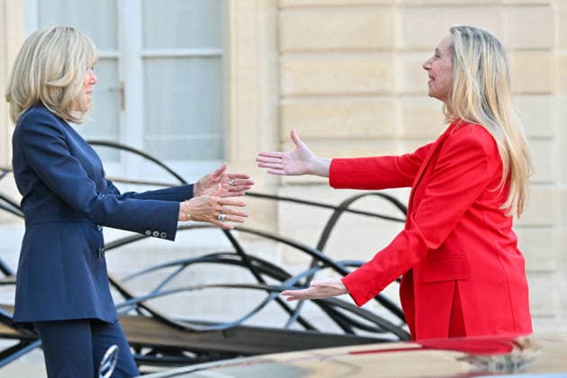 The French president and his wife, First Lady Brigitte Macron, welcomed the Argentine president and the secretary general of the Argentine presidency—and the president’s sister—Karina Milei to the Élysée Palace in Paris, France, on October 1, 2026. Christian Liewig Bestimage. French President and his wife Brigitte Macron greet Argentine President and General Secretary of the Presidency of Argentina and sister of the Argentine President, Karina Milei, ahead of their meeting at the Élysée Palace on October 1, 2026, in Paris, France. Paris, France. Copyright: xChristianxLiewigx xBestimagexChristianxLiewigx xBestimagex