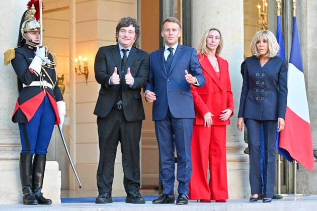 French President Emmanuel Macron and his wife, First Lady Brigitte Macron, welcome Argentine President Javier Milei and the Secretary General of the Argentine Presidency and the president’s sister, Karina Milei, to the Élysée Palace in Paris, France, on October 1, 2026. Christian Liewig Bestimage French President Emmanuel Macron and his wife, Brigitte Macron, greet Argentine President Javier Milei and Karina Milei, the General Secretary of the Argentine Presidency and the president’s sister, ahead of their meeting at the Élysée Palace on October 1, 2026, in Paris, France Paris France Copyright: xChristianxLiewigx xBestimagexChristianxLiewigx xBestimagex