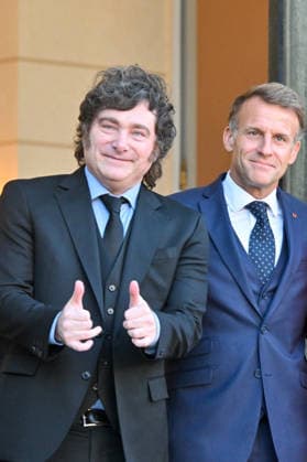 French President Emmanuel Macron and his wife, the First Lady, welcome Argentine President Javier Milei and the Secretary General of the Argentine Presidency—who is also the president’s sister—at the Élysée Palace in Paris, France, on October 1, 2026. Christian Liewig Bestimage French President Emmanuel Macron and his wife greet Argentine President Javier Milei and the General Secretary of the Argentine Presidency—who is also the president’s sister—ahead of their meeting at the Élysée Palace on October 1, 2026, in Paris, France. Paris, France  Copyright: xChristianxLiewigx xBestimagexChristianxLiewigx xBestimagex