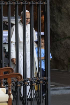 Pope Leo XIV recites the Rosary for Peace with children VATICAN CITY, VATICAN - OCTOBER 01: (----EDITORIAL USE ONLY - MANDATORY CREDIT - RICCARDO DE LUCA POOL HANDOUT - NO MARKETING NO ADVERTISING CAMPAIGNS - DISTRIBUTED AS A SERVICE TO CLIENTS----) Pope Leo XIV recites the Rosary for Peace at the Lourdes Grotto in the Vatican Gardens, at the Vatican, October 01, 2026. Between 700 and 1,000 children from schools and parishes in Rome joined the Pontiff for the beginning of the One Million Children Praying the Rosary initiative promoted by the catholic organization Aid to the Church in Need (ACN). Riccardo De Luca POOL Handout Anadolu Vatican City Vatican. Editorial use only. Please get in touch for any other usage.  Copyright: x2026xAnadoluxRiccardoxDexLucax xPOOLx xHandoutx