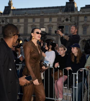 RECORD DATE NOT STATED IPA89188000 - Paris, France, October 1, 2026. Guests arrive at the Schiaparelli Spring Summer 2027 fashion show at the Carrousel du Louvre during Paris Fashion Week.  Copyright: xx xx IPA89188000