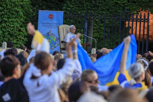 Pope Leo XIV recites the Rosary for Peace with children VATICAN CITY, VATICAN - OCTOBER 01: (----EDITORIAL USE ONLY - MANDATORY CREDIT - RICCARDO DE LUCA POOL HANDOUT - NO MARKETING NO ADVERTISING CAMPAIGNS - DISTRIBUTED AS A SERVICE TO CLIENTS----) Pope Leo XIV recites the Rosary for Peace at the Lourdes Grotto in the Vatican Gardens, at the Vatican, October 01, 2026. Between 700 and 1,000 children from schools and parishes in Rome joined the Pontiff for the beginning of the One Million Children Praying the Rosary initiative promoted by the catholic organization Aid to the Church in Need (ACN). Riccardo De Luca POOL Handout Anadolu Vatican City Vatican. Editorial use only. Please get in touch for any other usage.  Copyright: x2026xAnadoluxRiccardoxDexLucax xPOOLx xHandoutx