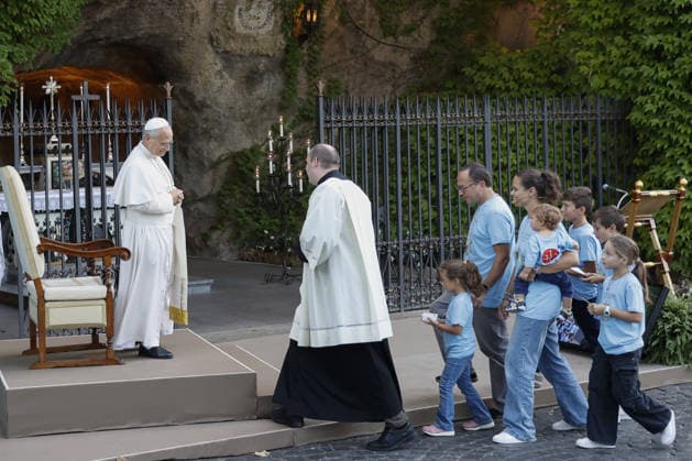 Pope Leo XIV recites the Rosary for Peace with children VATICAN CITY, VATICAN - OCTOBER 01: (----EDITORIAL USE ONLY - MANDATORY CREDIT - RICCARDO DE LUCA POOL HANDOUT - NO MARKETING NO ADVERTISING CAMPAIGNS - DISTRIBUTED AS A SERVICE TO CLIENTS----) Pope Leo XIV recites the Rosary for Peace at the Lourdes Grotto in the Vatican Gardens, at the Vatican, October 01, 2026. Between 700 and 1,000 children from schools and parishes in Rome joined the Pontiff for the beginning of the One Million Children Praying the Rosary initiative promoted by the catholic organization Aid to the Church in Need (ACN). Riccardo De Luca POOL Handout Anadolu Vatican City Vatican. Editorial use only. Please get in touch for any other usage.  Copyright: x2026xAnadoluxRiccardoxDexLucax xPOOLx xHandoutx