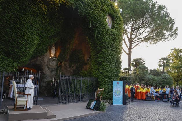 Pope Leo XIV recites the Rosary for Peace with children VATICAN CITY, VATICAN - OCTOBER 01: (----EDITORIAL USE ONLY - MANDATORY CREDIT - RICCARDO DE LUCA POOL HANDOUT - NO MARKETING NO ADVERTISING CAMPAIGNS - DISTRIBUTED AS A SERVICE TO CLIENTS----) Pope Leo XIV recites the Rosary for Peace at the Lourdes Grotto in the Vatican Gardens, at the Vatican, October 01, 2026. Between 700 and 1,000 children from schools and parishes in Rome joined the Pontiff for the beginning of the One Million Children Praying the Rosary initiative promoted by the catholic organization Aid to the Church in Need (ACN). Riccardo De Luca POOL Handout Anadolu Vatican City Vatican. Editorial use only. Please get in touch for any other usage.  Copyright: x2026xAnadoluxRiccardoxDexLucax xPOOLx xHandoutx