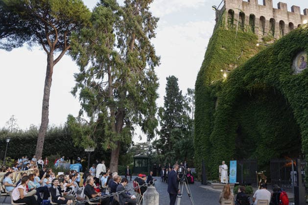 Pope Leo XIV recites the Rosary for Peace with children VATICAN CITY, VATICAN - OCTOBER 01: (----EDITORIAL USE ONLY - MANDATORY CREDIT - RICCARDO DE LUCA POOL HANDOUT - NO MARKETING NO ADVERTISING CAMPAIGNS - DISTRIBUTED AS A SERVICE TO CLIENTS----) Pope Leo XIV recites the Rosary for Peace at the Lourdes Grotto in the Vatican Gardens, at the Vatican, October 01, 2026. Between 700 and 1,000 children from schools and parishes in Rome joined the Pontiff for the beginning of the One Million Children Praying the Rosary initiative promoted by the catholic organization Aid to the Church in Need (ACN). Riccardo De Luca POOL Handout Anadolu Vatican City Vatican. Editorial use only. Please get in touch for any other usage.  Copyright: x2026xAnadoluxRiccardoxDexLucax xPOOLx xHandoutx