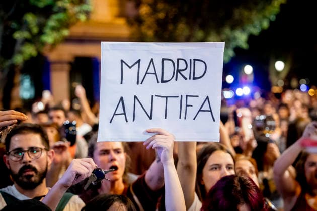 Pot-and-Pan Protest for Housing in Madrid A person holds up a sign during a pot-and-pan protest for housing in front of Madrid City Hall on October 1, 2026, in Madrid, Spain, October 1, 2026, POT-AND-PAN PROTEST, HOUSING, PROTEST, TENANTS, RENTS, MARCH, Madrid, Spain Copyright: xA.xPÃ rezxMecax 7813876