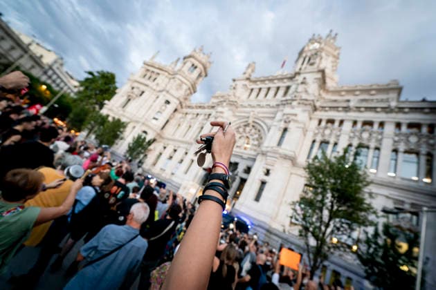 Pot-and-Pan Protest for Housing in Madrid: Dozens of people took part in a pot-and-pan protest for housing in front of Madrid City Hall on October 1, 2026, in Madrid, Spain, October 1, 2026, POT-AND-PAN PROTEST, HOUSING, TENANTS, RENTS, PROTEST, RALLY, ON FOOT, Madrid, Madrid, Spain Copyright: xA.xPÃ rezxMecax 7813870