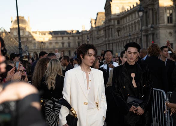 RECORD DATE NOT STATED IPA89188012 - Paris, France, October 1, 2026. Guests arrive at the Schiaparelli Spring Summer 2027 fashion show at the Carrousel du Louvre during Paris Fashion Week.  Copyright: xx xx IPA89188012