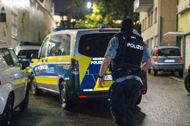 RECORD DATE NOT STATED Gefängnis-Meuterei in Pforzheim: Großer Polizeieinsatz in Abschiebehaftanstalt in Pforzheim aufgrund renitenter Insassen - schwerbewaffnete Spezialkräfte der Polizei am Abend vor Ort - JVA-Bedienstete setzten zuvor selbst den Notruf ab - Bereich rund um Ab Aufgrund einer Gefängnis-Meuterei kam es am Donnerstagabend zu einem Großeinsatz der Polizei in der Abschiebehafteinrichtung in Pforzheim. ,,Gegen 18:15 Uhr wurde dem Führungs- und Lagezentrum durch Bedienstete der JVA renitente Insassen gemeldet , teilte die Polizei Pforzheim mit. Nach derzeitigen Erkenntnisstand wurden dabei keine Personen verletzt. Ein Großaufgebot der Polizei rückte an. Schwerbewaffnete und vermummte Spezialkräfte positionierten sich im Bereich der Haftanstalt. Auch z Copyright: xHenryxMungenastx xEinsatzReport24x