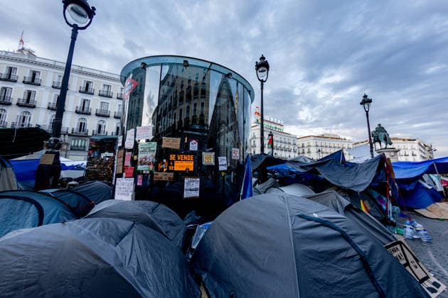 The Puerta del Sol encampment continues to expand, and those gathered there insist it will continue as long as they can hold out. Dozens of people are camped out at the Puerta del Sol as of October 1, 2026, in Madrid, Spain. The fifth day of the encampment at Madrid’s Puerta del Sol has seen more tents set up, and the installation of new awnings has covered more of the plaza. Meanwhile, protesters and members of the Tenants’ Union have argued that the two new royal decrees are merely a stopgap measure and that the encampment should continue. OCTOBER 1, 2026 ENCAMPMENT HOUSING PROTEST DECREE MARICARMEN Madrid Madrid, Spain  Copyright: xRicardoxRubiox 7813923