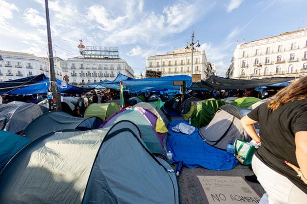 The Puerta del Sol encampment continues to grow, and those gathered there insist it will continue as long as they can hold out. Dozens of people are camped out at the Puerta del Sol as of October 1, 2026, in Madrid, Spain. The fifth day of the encampment at Madrid’s Puerta del Sol has seen more tents set up, and the installation of new awnings has covered more of the plaza. Meanwhile, protesters and members of the Tenants’ Union have stated that the two new royal decrees are merely a stopgap measure and that the encampment should continue. OCTOBER 1, 2026 ENCAMPMENT HOUSING PROTEST DECREE MARICARMEN Madrid Madrid, Spain  Copyright: xRicardoxRubiox 7813917