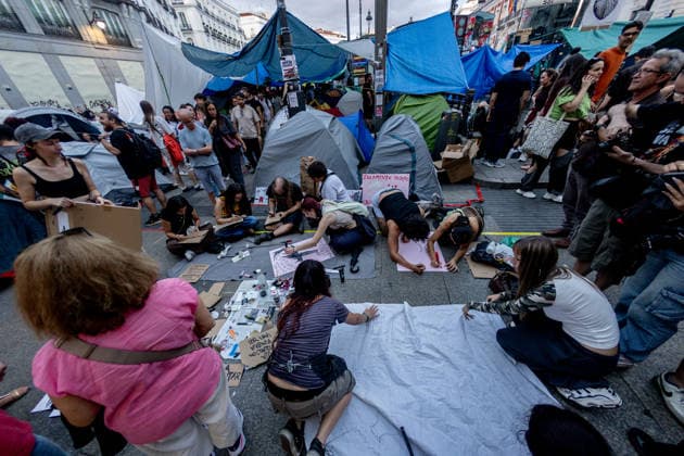 The Puerta del Sol encampment continues to grow, and those gathered there insist it will continue as long as they can hold out. Dozens of people are camped out at the Puerta del Sol as of October 1, 2026, in Madrid, Spain. The fifth day of the encampment at Madrid’s Puerta del Sol has seen more tents set up, and the installation of new awnings has covered more of the plaza. Meanwhile, protesters and members of the Tenants’ Union have stated that the two new royal decrees are merely a stopgap measure and that the encampment should continue. OCTOBER 1, 2026 ENCAMPMENT HOUSING PROTEST DECREE MARICARMEN Madrid Madrid, Spain  Copyright: xRicardoxRubiox 7813926