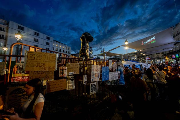 The Puerta del Sol encampment continues to grow, and those gathered there insist it will continue as long as they can hold out. Dozens of people are camped out at the Puerta del Sol as of October 1, 2026, in Madrid, Spain. The fifth day of the encampment at Madrid’s Puerta del Sol has seen more tents set up, and the installation of new awnings has covered more of the plaza. Meanwhile, protesters and members of the Tenants’ Union have stated that the two new royal decrees are merely a stopgap measure and that the encampment should continue. OCTOBER 1, 2026 ENCAMPMENT HOUSING PROTEST DECREE MARICARMEN Madrid Madrid, Spain  Copyright: xRicardoxRubiox 7813938
