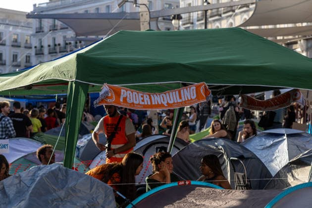 The Puerta del Sol encampment continues to grow, and those gathered there insist it will continue as long as they can hold out. Dozens of people are camped out at the Puerta del Sol as of October 1, 2026, in Madrid, Spain. The fifth day of the encampment at Madrid’s Puerta del Sol has seen more tents set up, and the installation of new awnings has covered more of the plaza. Meanwhile, protesters and members of the Tenants’ Union have argued that the two new royal decrees are merely a stopgap measure and that the encampment should continue. OCTOBER 1, 2026 ENCAMPMENT HOUSING PROTEST DECREE MARICARMEN POSTER Madrid Madrid, Spain  Copyright: xRicardoxRubiox 7813950