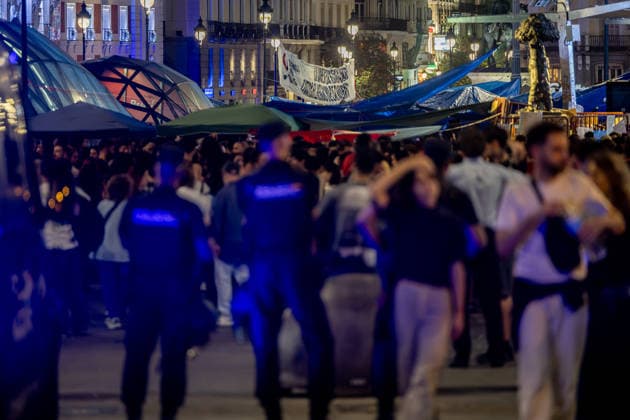The Puerta del Sol encampment continues to grow, and those gathered there insist it will continue as long as they can hold out. Dozens of people are camped out at the Puerta del Sol as of October 1, 2026, in Madrid, Spain. The fifth day of the encampment at Madrid’s Puerta del Sol has seen more tents set up, and the installation of new awnings has covered more of the plaza. Meanwhile, protesters and members of the Tenants’ Union have argued that the two new royal decrees are merely a stopgap measure and that the encampment should continue. OCTOBER 1, 2026 ENCAMPMENT HOUSING PROTEST DECREE MARICARMEN Madrid Madrid, Spain  Copyright: xRicardoxRubiox 7813942