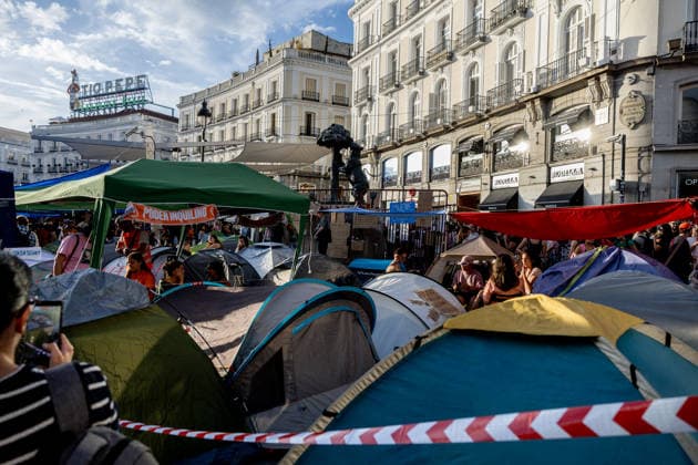 The Puerta del Sol encampment continues to grow, and those gathered there insist it will continue as long as they can hold out. Dozens of people are camped out at Puerta del Sol as of October 1, 2026, in Madrid, Spain. The fifth day of the encampment at Madrid’s Puerta del Sol has seen more tents set up, and the installation of new awnings has covered more of the plaza. Meanwhile, protesters and members of the Tenants’ Union have argued that the two new royal decrees are merely a stopgap measure and that the encampment should continue. OCTOBER 1, 2026 ENCAMPMENT HOUSING PROTEST DECREE MARICARMEN POSTER Madrid Madrid, Spain  Copyright: xRicardoxRubiox 7813949