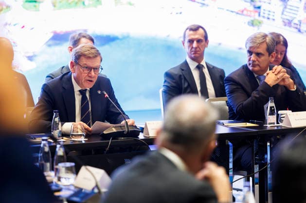 (L-R) Johann Wadephul (CDU), Bundesaussenminister spricht im Plenum des Berlin-Prozess in Montenegro, rechts neben ihm sein montenegrinischer Amtskollege, Ervin Ibrahimovic, Przno, 01.10.2026. Fotografiert im Auftrag des Auswaertigen Amtes. Rom Italien Copyright: xAmreixSchulzx