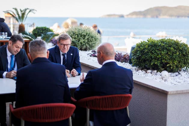 Johann Wadephul (CDU), Bundesaussenminister, aufgenommen im Rahmen eines Gespraeches mit seinem kroatischen Amtskollegen, Gordan Grlic Radman, im Rahmen des Berlin-Prozesses in Montenegro, Przno, 01.10.2026. Fotografiert im Auftrag des Auswaertigen Amtes. Przno Montenegro Copyright: xAmreixSchulzx