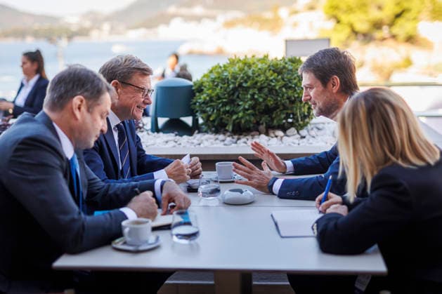 (L-R) Johann Wadephul (CDU), Bundesaussenminister, aufgenommen im Rahmen eines Gespraeches mit seinem albanischen Amtskollegen, Ferit Hoxha, im Rahmen des Berlin-Prozesses in Montenegro, Przno, 01.10.2026. Fotografiert im Auftrag des Auswaertigen Amtes. Przno Montenegro Copyright: xAmreixSchulzx