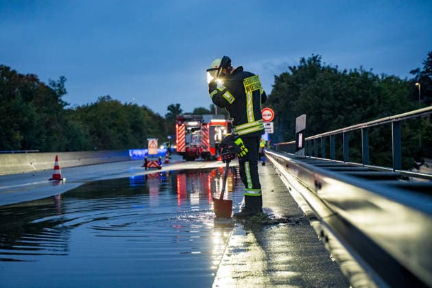 Verkehrsunfall auf überschwemmter Fahrbahn Eine Person aus Fahrzeug gerettet Zwei Verletzte Am 01.10.2026 gegen 18:35 Uhr kam es auf der A643 zwischen der Waldstraße und dem Schiersteiner Kreuz in Wiesbaden zu einem Verkehrsunfall mit zwei Pkw. Drei Personen waren betroffen, eine Person wurde mit technischem Gerät aus einem Fahrzeug gerettet und ins Krankenhaus transportiert. Die Fahrbahn war durch Starkregen überflutet, die Feuerwehr befreite die Gullis von Dreck und Schlamm. Die A643 wurde zeitweise vollgesperrt in Fahrtrichtung Mainz. Ein Kind im Fahrzeug wurde vom Rettungsdienst versorgt, jedoch nicht ins Krankenhaus gebracht. Wiesbaden Hessen Deutschland