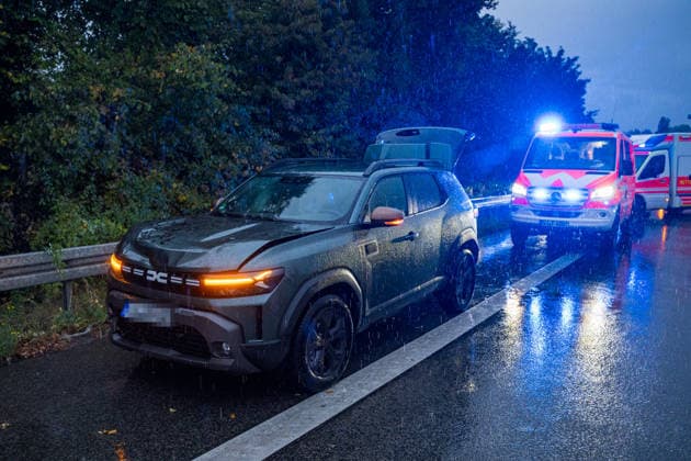 Verkehrsunfall auf überschwemmter Fahrbahn Eine Person aus Fahrzeug gerettet Zwei Verletzte Am 01.10.2026 gegen 18:35 Uhr kam es auf der A643 zwischen der Waldstraße und dem Schiersteiner Kreuz in Wiesbaden zu einem Verkehrsunfall mit zwei Pkw. Drei Personen waren betroffen, eine Person wurde mit technischem Gerät aus einem Fahrzeug gerettet und ins Krankenhaus transportiert. Die Fahrbahn war durch Starkregen überflutet, die Feuerwehr befreite die Gullis von Dreck und Schlamm. Die A643 wurde zeitweise vollgesperrt in Fahrtrichtung Mainz. Ein Kind im Fahrzeug wurde vom Rettungsdienst versorgt, jedoch nicht ins Krankenhaus gebracht. Wiesbaden Hessen Deutschland