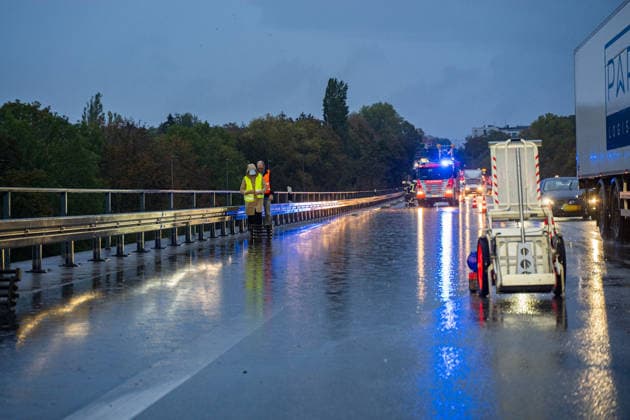 Verkehrsunfall auf überschwemmter Fahrbahn Eine Person aus Fahrzeug gerettet Zwei Verletzte Am 01.10.2026 gegen 18:35 Uhr kam es auf der A643 zwischen der Waldstraße und dem Schiersteiner Kreuz in Wiesbaden zu einem Verkehrsunfall mit zwei Pkw. Drei Personen waren betroffen, eine Person wurde mit technischem Gerät aus einem Fahrzeug gerettet und ins Krankenhaus transportiert. Die Fahrbahn war durch Starkregen überflutet, die Feuerwehr befreite die Gullis von Dreck und Schlamm. Die A643 wurde zeitweise vollgesperrt in Fahrtrichtung Mainz. Ein Kind im Fahrzeug wurde vom Rettungsdienst versorgt, jedoch nicht ins Krankenhaus gebracht. Wiesbaden Hessen Deutschland