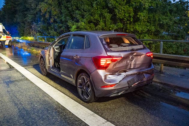 Verkehrsunfall auf überschwemmter Fahrbahn Eine Person aus Fahrzeug gerettet Zwei Verletzte Am 01.10.2026 gegen 18:35 Uhr kam es auf der A643 zwischen der Waldstraße und dem Schiersteiner Kreuz in Wiesbaden zu einem Verkehrsunfall mit zwei Pkw. Drei Personen waren betroffen, eine Person wurde mit technischem Gerät aus einem Fahrzeug gerettet und ins Krankenhaus transportiert. Die Fahrbahn war durch Starkregen überflutet, die Feuerwehr befreite die Gullis von Dreck und Schlamm. Die A643 wurde zeitweise vollgesperrt in Fahrtrichtung Mainz. Ein Kind im Fahrzeug wurde vom Rettungsdienst versorgt, jedoch nicht ins Krankenhaus gebracht. Wiesbaden Hessen Deutschland