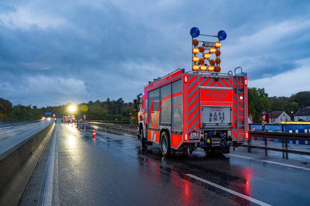 Verkehrsunfall auf überschwemmter Fahrbahn Eine Person aus Fahrzeug gerettet Zwei Verletzte Am 01.10.2026 gegen 18:35 Uhr kam es auf der A643 zwischen der Waldstraße und dem Schiersteiner Kreuz in Wiesbaden zu einem Verkehrsunfall mit zwei Pkw. Drei Personen waren betroffen, eine Person wurde mit technischem Gerät aus einem Fahrzeug gerettet und ins Krankenhaus transportiert. Die Fahrbahn war durch Starkregen überflutet, die Feuerwehr befreite die Gullis von Dreck und Schlamm. Die A643 wurde zeitweise vollgesperrt in Fahrtrichtung Mainz. Ein Kind im Fahrzeug wurde vom Rettungsdienst versorgt, jedoch nicht ins Krankenhaus gebracht. Wiesbaden Hessen Deutschland
