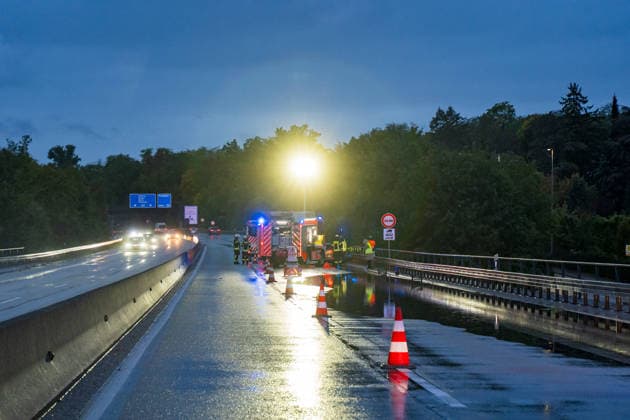 Verkehrsunfall auf überschwemmter Fahrbahn Eine Person aus Fahrzeug gerettet Zwei Verletzte Am 01.10.2026 gegen 18:35 Uhr kam es auf der A643 zwischen der Waldstraße und dem Schiersteiner Kreuz in Wiesbaden zu einem Verkehrsunfall mit zwei Pkw. Drei Personen waren betroffen, eine Person wurde mit technischem Gerät aus einem Fahrzeug gerettet und ins Krankenhaus transportiert. Die Fahrbahn war durch Starkregen überflutet, die Feuerwehr befreite die Gullis von Dreck und Schlamm. Die A643 wurde zeitweise vollgesperrt in Fahrtrichtung Mainz. Ein Kind im Fahrzeug wurde vom Rettungsdienst versorgt, jedoch nicht ins Krankenhaus gebracht. Wiesbaden Hessen Deutschland