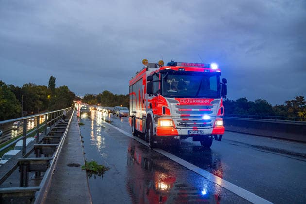 Verkehrsunfall auf überschwemmter Fahrbahn Eine Person aus Fahrzeug gerettet Zwei Verletzte Am 01.10.2026 gegen 18:35 Uhr kam es auf der A643 zwischen der Waldstraße und dem Schiersteiner Kreuz in Wiesbaden zu einem Verkehrsunfall mit zwei Pkw. Drei Personen waren betroffen, eine Person wurde mit technischem Gerät aus einem Fahrzeug gerettet und ins Krankenhaus transportiert. Die Fahrbahn war durch Starkregen überflutet, die Feuerwehr befreite die Gullis von Dreck und Schlamm. Die A643 wurde zeitweise vollgesperrt in Fahrtrichtung Mainz. Ein Kind im Fahrzeug wurde vom Rettungsdienst versorgt, jedoch nicht ins Krankenhaus gebracht. Wiesbaden Hessen Deutschland