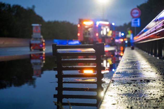 Verkehrsunfall auf überschwemmter Fahrbahn Eine Person aus Fahrzeug gerettet Zwei Verletzte Am 01.10.2026 gegen 18:35 Uhr kam es auf der A643 zwischen der Waldstraße und dem Schiersteiner Kreuz in Wiesbaden zu einem Verkehrsunfall mit zwei Pkw. Drei Personen waren betroffen, eine Person wurde mit technischem Gerät aus einem Fahrzeug gerettet und ins Krankenhaus transportiert. Die Fahrbahn war durch Starkregen überflutet, die Feuerwehr befreite die Gullis von Dreck und Schlamm. Die A643 wurde zeitweise vollgesperrt in Fahrtrichtung Mainz. Ein Kind im Fahrzeug wurde vom Rettungsdienst versorgt, jedoch nicht ins Krankenhaus gebracht. Wiesbaden Hessen Deutschland