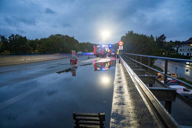 Verkehrsunfall auf überschwemmter Fahrbahn Eine Person aus Fahrzeug gerettet Zwei Verletzte Am 01.10.2026 gegen 18:35 Uhr kam es auf der A643 zwischen der Waldstraße und dem Schiersteiner Kreuz in Wiesbaden zu einem Verkehrsunfall mit zwei Pkw. Drei Personen waren betroffen, eine Person wurde mit technischem Gerät aus einem Fahrzeug gerettet und ins Krankenhaus transportiert. Die Fahrbahn war durch Starkregen überflutet, die Feuerwehr befreite die Gullis von Dreck und Schlamm. Die A643 wurde zeitweise vollgesperrt in Fahrtrichtung Mainz. Ein Kind im Fahrzeug wurde vom Rettungsdienst versorgt, jedoch nicht ins Krankenhaus gebracht. Wiesbaden Hessen Deutschland