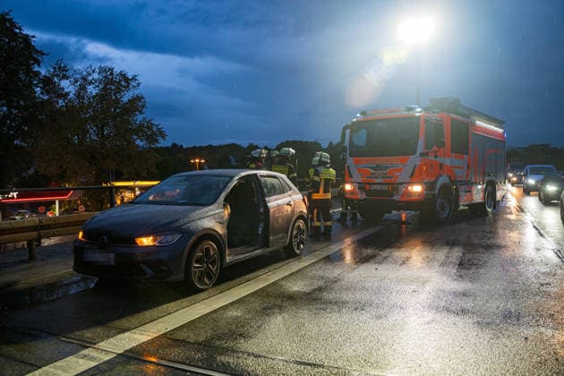 Verkehrsunfall auf überschwemmter Fahrbahn Eine Person aus Fahrzeug gerettet Zwei Verletzte Am 01.10.2026 gegen 18:35 Uhr kam es auf der A643 zwischen der Waldstraße und dem Schiersteiner Kreuz in Wiesbaden zu einem Verkehrsunfall mit zwei Pkw. Drei Personen waren betroffen, eine Person wurde mit technischem Gerät aus einem Fahrzeug gerettet und ins Krankenhaus transportiert. Die Fahrbahn war durch Starkregen überflutet, die Feuerwehr befreite die Gullis von Dreck und Schlamm. Die A643 wurde zeitweise vollgesperrt in Fahrtrichtung Mainz. Ein Kind im Fahrzeug wurde vom Rettungsdienst versorgt, jedoch nicht ins Krankenhaus gebracht. Wiesbaden Hessen Deutschland