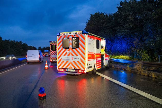 Verkehrsunfall auf überschwemmter Fahrbahn Eine Person aus Fahrzeug gerettet Zwei Verletzte Am 01.10.2026 gegen 18:35 Uhr kam es auf der A643 zwischen der Waldstraße und dem Schiersteiner Kreuz in Wiesbaden zu einem Verkehrsunfall mit zwei Pkw. Drei Personen waren betroffen, eine Person wurde mit technischem Gerät aus einem Fahrzeug gerettet und ins Krankenhaus transportiert. Die Fahrbahn war durch Starkregen überflutet, die Feuerwehr befreite die Gullis von Dreck und Schlamm. Die A643 wurde zeitweise vollgesperrt in Fahrtrichtung Mainz. Ein Kind im Fahrzeug wurde vom Rettungsdienst versorgt, jedoch nicht ins Krankenhaus gebracht. Wiesbaden Hessen Deutschland