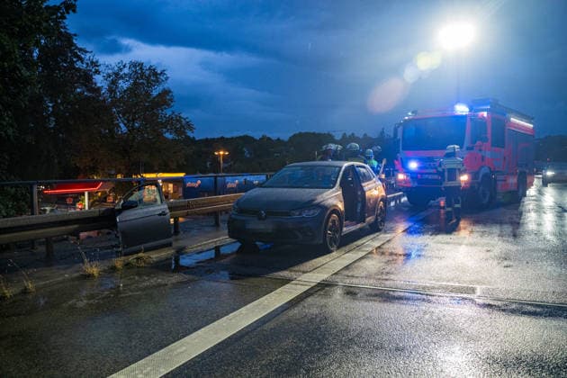 Verkehrsunfall auf überschwemmter Fahrbahn Eine Person aus Fahrzeug gerettet Zwei Verletzte Am 01.10.2026 gegen 18:35 Uhr kam es auf der A643 zwischen der Waldstraße und dem Schiersteiner Kreuz in Wiesbaden zu einem Verkehrsunfall mit zwei Pkw. Drei Personen waren betroffen, eine Person wurde mit technischem Gerät aus einem Fahrzeug gerettet und ins Krankenhaus transportiert. Die Fahrbahn war durch Starkregen überflutet, die Feuerwehr befreite die Gullis von Dreck und Schlamm. Die A643 wurde zeitweise vollgesperrt in Fahrtrichtung Mainz. Ein Kind im Fahrzeug wurde vom Rettungsdienst versorgt, jedoch nicht ins Krankenhaus gebracht. Wiesbaden Hessen Deutschland