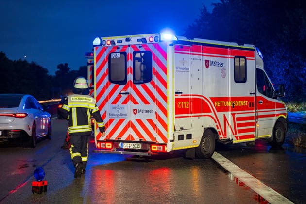 Verkehrsunfall auf überschwemmter Fahrbahn Eine Person aus Fahrzeug gerettet Zwei Verletzte Am 01.10.2026 gegen 18:35 Uhr kam es auf der A643 zwischen der Waldstraße und dem Schiersteiner Kreuz in Wiesbaden zu einem Verkehrsunfall mit zwei Pkw. Drei Personen waren betroffen, eine Person wurde mit technischem Gerät aus einem Fahrzeug gerettet und ins Krankenhaus transportiert. Die Fahrbahn war durch Starkregen überflutet, die Feuerwehr befreite die Gullis von Dreck und Schlamm. Die A643 wurde zeitweise vollgesperrt in Fahrtrichtung Mainz. Ein Kind im Fahrzeug wurde vom Rettungsdienst versorgt, jedoch nicht ins Krankenhaus gebracht. Wiesbaden Hessen Deutschland