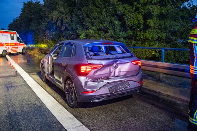 Verkehrsunfall auf überschwemmter Fahrbahn Eine Person aus Fahrzeug gerettet Zwei Verletzte Am 01.10.2026 gegen 18:35 Uhr kam es auf der A643 zwischen der Waldstraße und dem Schiersteiner Kreuz in Wiesbaden zu einem Verkehrsunfall mit zwei Pkw. Drei Personen waren betroffen, eine Person wurde mit technischem Gerät aus einem Fahrzeug gerettet und ins Krankenhaus transportiert. Die Fahrbahn war durch Starkregen überflutet, die Feuerwehr befreite die Gullis von Dreck und Schlamm. Die A643 wurde zeitweise vollgesperrt in Fahrtrichtung Mainz. Ein Kind im Fahrzeug wurde vom Rettungsdienst versorgt, jedoch nicht ins Krankenhaus gebracht. Wiesbaden Hessen Deutschland