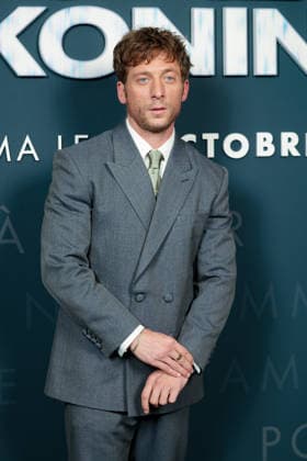 Jeremy Allen White attends the *The Social Reckoning* photocall at Le Pathé Palace on October 1, 2026, in Paris, France 460108 2026 10 01  Copyright: xLionelxGuericolasx xStarfacex STAR_460108_014