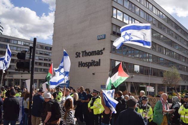 October 1, 2026, London, England, United Kingdom: Israel supporters stage a counter-protest as protesters holding Palestinian flags gather outside St Thomas hospital calling on the UK government to keep the US tech company Palantir out of the NHS. London United Kingdom  - ZUMAv130 20261001_zip_v130_013 Copyright: xVukxValcicx