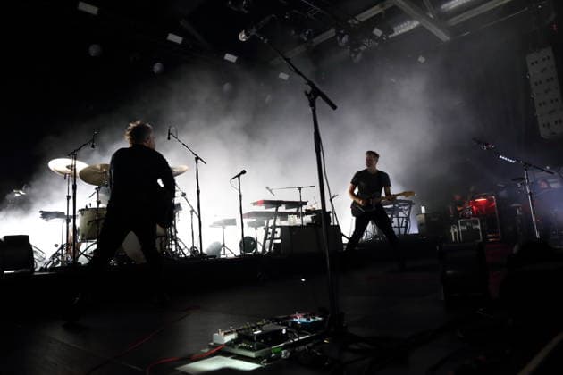Nick Harmer und Ben Gibbard, v.l., von der Band Death Cab for Cutie bei einem Konzert in der Columbiahalle in Berlin, 1. Oktober 2026. Death Cab for Cutie Konzert Berlin