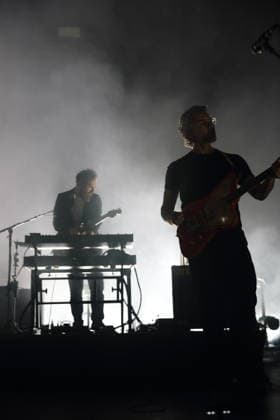 Zac Rae und Dave Depper, v.l., von der Band Death Cab for Cutie bei einem Konzert in der Columbiahalle in Berlin, 1. Oktober 2026. Death Cab for Cutie Konzert Berlin
