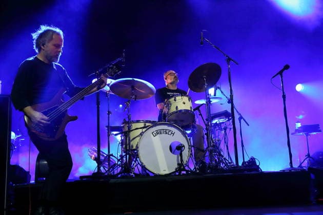Nick Harmer und Jason McGerr, v.l., von der Band Death Cab for Cutie bei einem Konzert in der Columbiahalle in Berlin, 1. Oktober 2026. Death Cab for Cutie Konzert Berlin