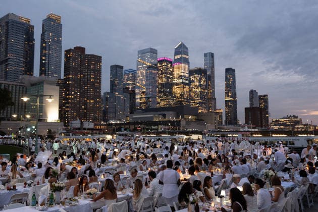Diner en Blanc returns to New York City NEW YORK, UNITED STATES - OCTOBER 01: Hundreds of guests dressed in white gather at Pier 84 in Manhattan for New York City’s annual Diner en Blanc, in United States on October 01, 2026. Originating in Paris in 1988 and now staged across major global cities, the secretive pop-up event brings attendees together for an evening of open-air dining, music, and dancing along the Hudson River waterfront. Lokman Vural Elibol Anadolu New York United States. Editorial use only. Please get in touch for any other usage.  Copyright: x2026xAnadoluxLokmanxVuralxElibolx