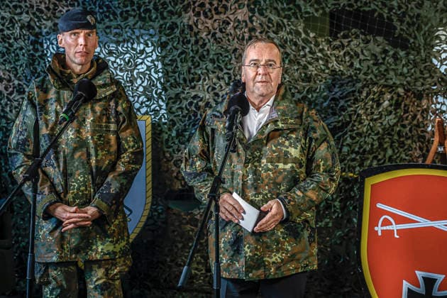 Innovationen stehen beim Heer der Bundeswehr auf dem Prüfstand - Demonstratoren werden dem Bundesverteidigungsminister bei Dauerregen vorgestellt Pressestatements: Boris Pistorius, Bundesminister der Verteidigung; Generalleutnant Dr. Christian Freuding, Inspekteur des Heeres Bergen Truppenübungsplatz, Schießbahn Niedersachsen, Landkreis Celle Germany