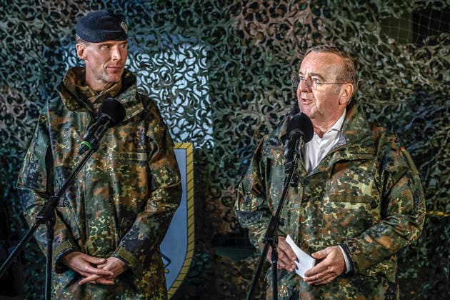 Innovationen stehen beim Heer der Bundeswehr auf dem Prüfstand - Demonstratoren werden dem Bundesverteidigungsminister bei Dauerregen vorgestellt Pressestatements: Boris Pistorius, Bundesminister der Verteidigung; Generalleutnant Dr. Christian Freuding, Inspekteur des Heeres Bergen Truppenübungsplatz, Schießbahn Niedersachsen, Landkreis Celle Germany
