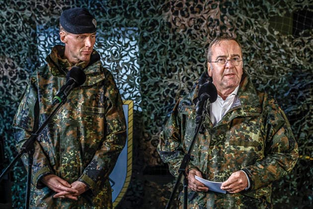 Innovationen stehen beim Heer der Bundeswehr auf dem Prüfstand - Demonstratoren werden dem Bundesverteidigungsminister bei Dauerregen vorgestellt Pressestatements: Boris Pistorius, Bundesminister der Verteidigung; Generalleutnant Dr. Christian Freuding, Inspekteur des Heeres Bergen Truppenübungsplatz, Schießbahn Niedersachsen, Landkreis Celle Germany