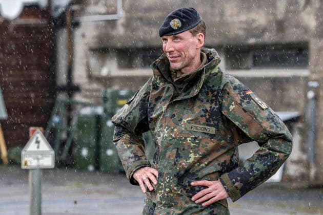 Innovationen stehen beim Heer der Bundeswehr auf dem Prüfstand - Demonstratoren werden dem Bundesverteidigungsminister bei Dauerregen vorgestellt Generalleutnant Dr. Christian Freuding, Inspekteur des Heeres, ist an der Schießbahn 20 eingetroffen. Bergen Truppenübungsplatz, Schießbahn Niedersachsen, Landkreis Celle Germany